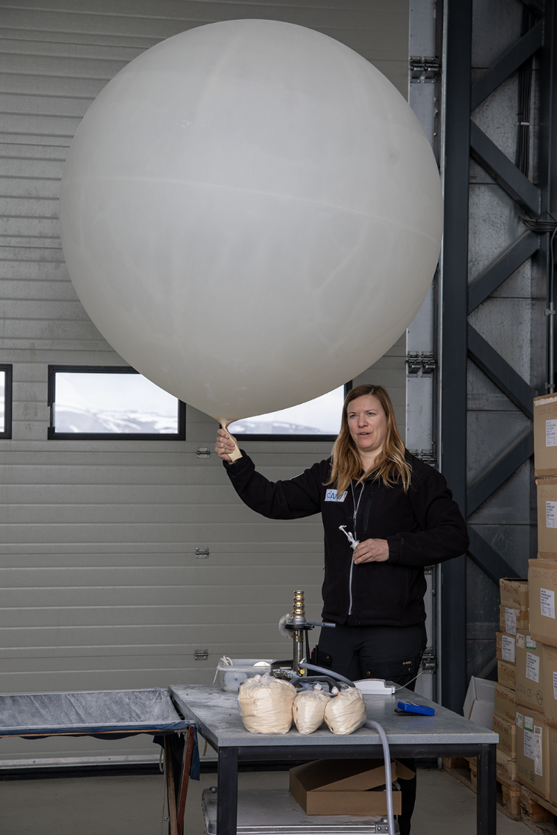 Isabelle Schulz ved den fransk-tyske stasjonen AWIPEV demonstrerte for toktdeltakerne hvordan man sender opp en værballong i Ny-Ålesund .